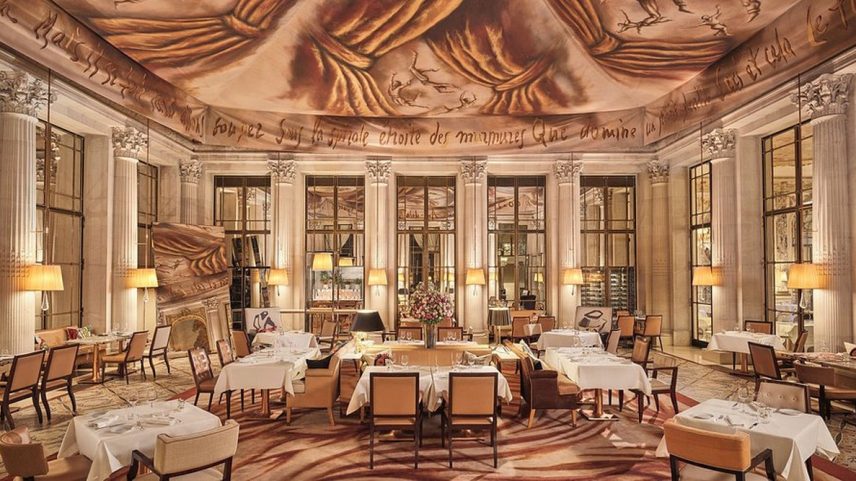 No coração pulsante de Paris, escondido entre os salões do icônico hotel Le Meurice, encontra-se um refúgio tão excêntrico quanto elegante: o restaurante Le Dalí. (Foto: Divulgação)