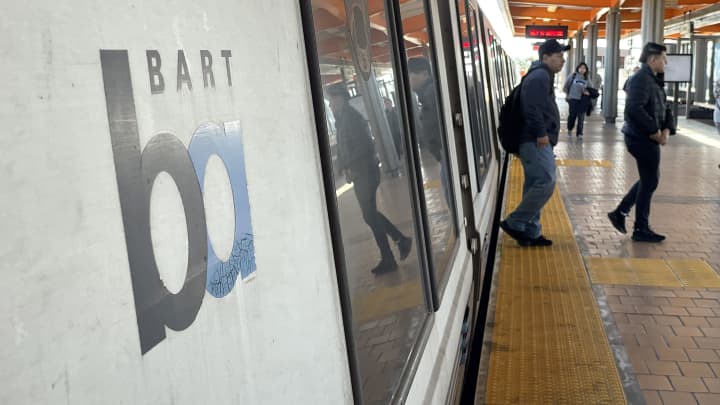 Passageiros do Bay Area Rapid Transit (BART) saem de um trem na estação Richmond em 15 de março de 2023, em Richmond, Califórnia. (Foto: Justin Sullivan | Getty Images)