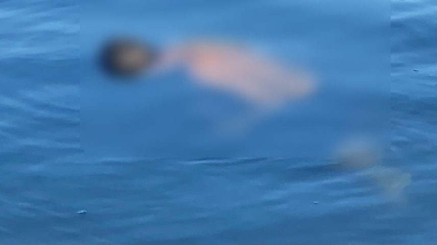 Corpo encontrado boiando na Lagoa Rodrigo de Freitas na manhã desta segunda-feira (21). (Foto: Divulgação)