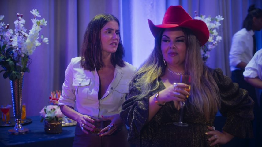 Marlene (Deborah Secco) e Helena Maravilha (Fabiana Karla) em 'Rensga hits!' (Foto: Globo/Divulgação)