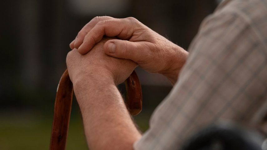 Idosos: aumento na contratação de planos de saúde (Foto: FreePik)