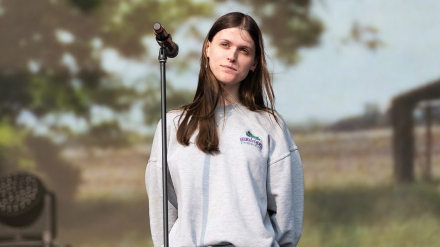 Ethel Cain revelou que está em seu primeiro relacionamento romântico aos 27 anos, antes de 'Willoughby Tucker, I Will Always Love You'. (Foto: Reprodução)