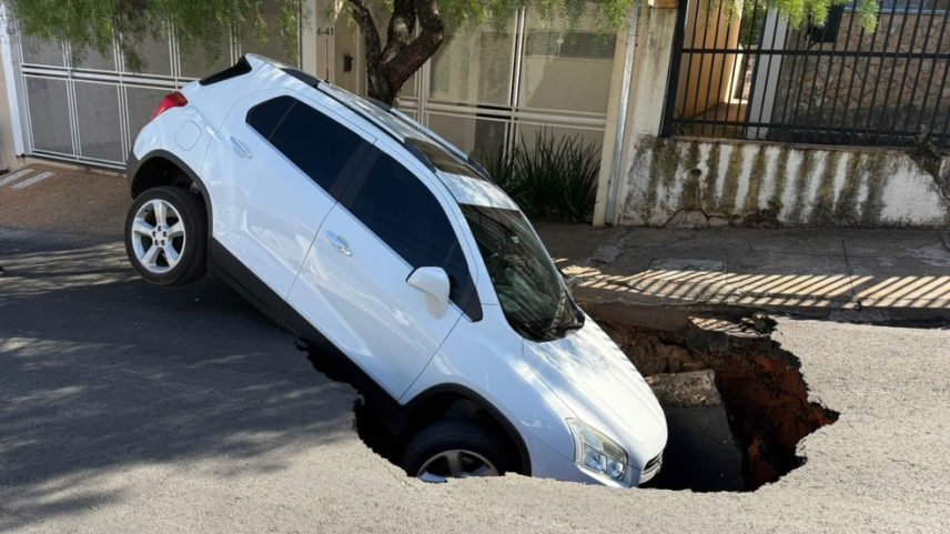 Asfalto cede e engole carro dois dias após afundamento na mesma rua em Bauru (SP) (Foto: Gabriel Pelosi/TV Tem)