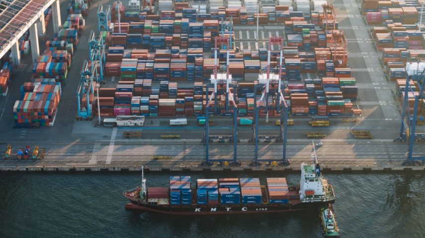 Um navio porta-contêineres no Terminal Portuário de Busan, em Busan, Coreia do Sul (Foto: SeongJoon Cho/Bloomberg)