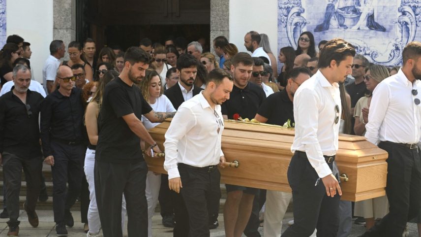 Parentes e amigos carregam caixão de Diogo Jota (Foto: AFP)