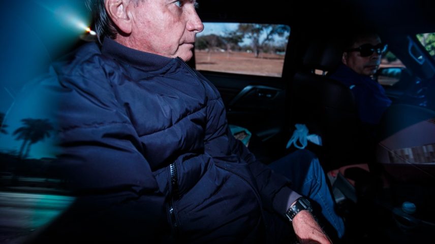 Jair Bolsonaro é levado pela Polícia Federal para calçar tornozeleira eletrônica por ordem do STF (Foto: Brenno Carvalho)