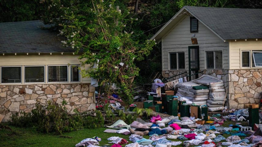 Pertences de crianças ficam empilhados no Camp Mystic, no Texas (Foto: Brandon Bell - 8.jul.25/Getty Images via AFP)