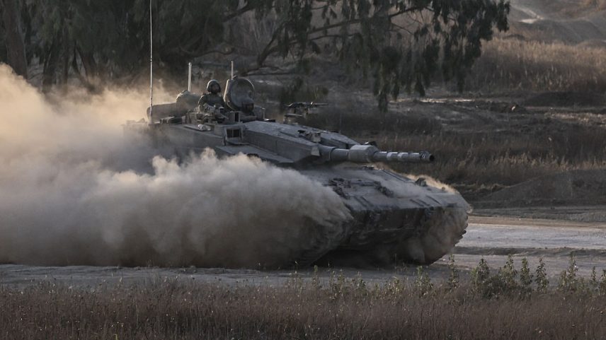 Veículos blindados do exército israelense, vistos em movimento e ofensiva militar, continuam perto da fronteira da Faixa de Gaza. 29/06/2025 (Foto: Tsafir Abayov/Anadolu/Getty Images)
