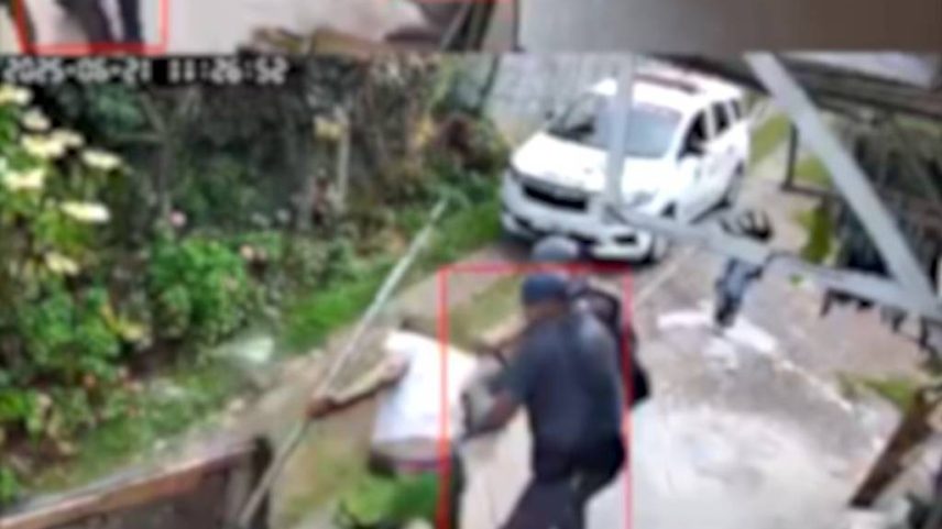 PMs puxam jovem durante agressão e o jogam no chão (Foto: Reprodução/Câmera de monitoramento)