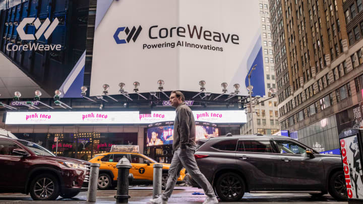 CoreWeave Inc. signage in Times Square in New York, US, on Friday, May 9, 2025. (Foto: Yuki Iwamura | Bloomberg | Getty Images)