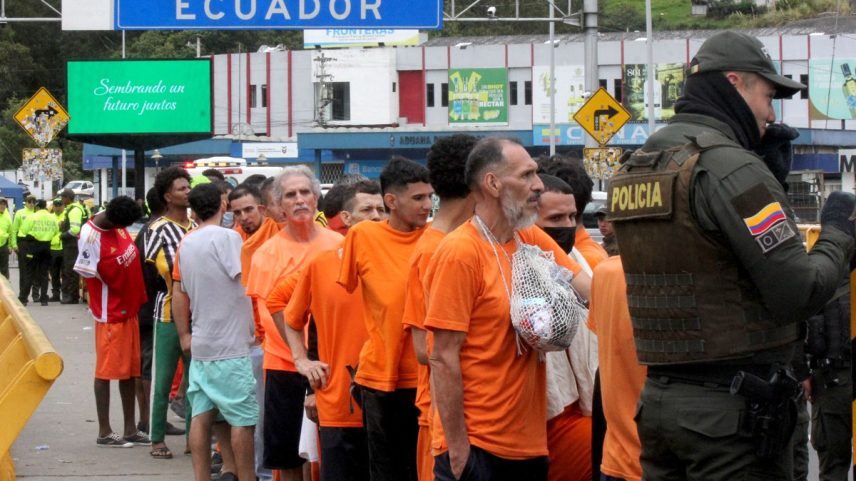 Detentos colombianos aguardam para serem deportados para a Colômbia através de ponte na fronteira com o Equador (Foto: Leonardo CASTRO / AFP)