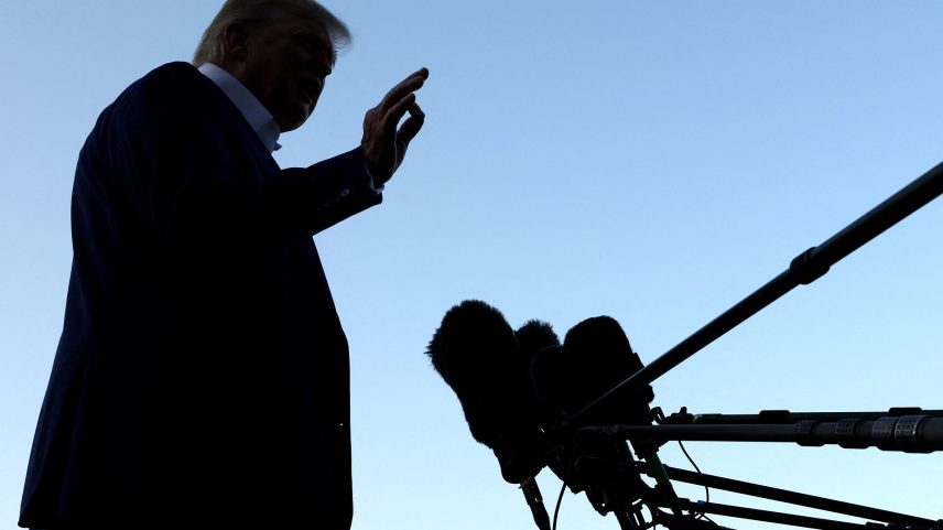 O presidente dos EUA, Donald Trump, fala com a imprensa antes de embarcar no Marine One para participar da Cúpula da OTAN em Haia, Holanda, no gramado sul da Casa Branca, em Washington, D.C., EUA, em 24 de junho de 2025. (Foto: REUTERS/Kevin Lamarque)