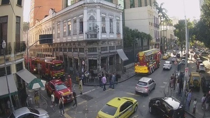 Bombeiros combatem incêndio em prédio na Rua do Rezende (Foto: Reprodução Centro de Operações Rio)