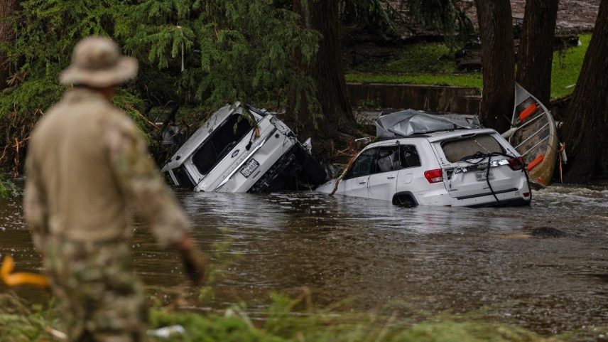 Veículos submersos enquanto uma equipe de busca e resgate vasculha os escombros em busca de sobreviventes ou restos mortais de pessoas arrastadas pela enchente repentina de 6 de julho de 2025 em Hunt, Texas. (Foto: AFP)