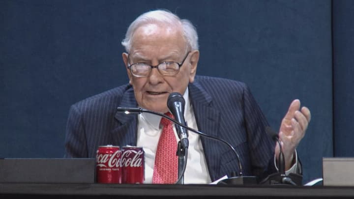 Warren Buffett fala durante a Reunião Anual de Acionistas da Berkshire Hathaway em Omaha, Nebraska, em 3 de maio de 2025. (Foto: CNBC)
