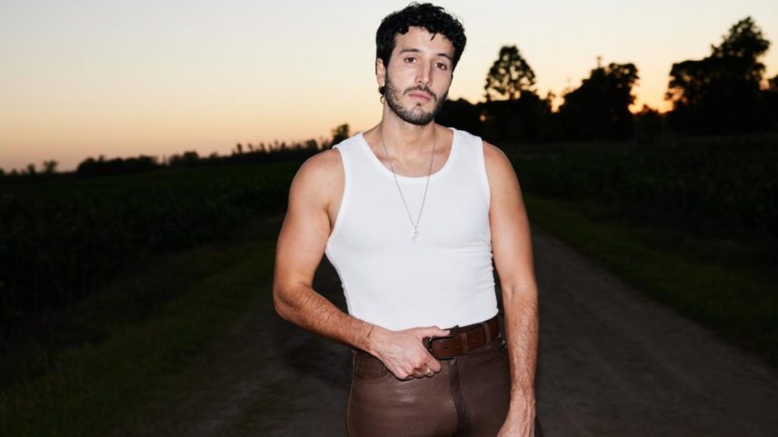 A música "La Pelirroja" de Sebastian Yatra sobe ao topo da parada Latin Airplay da Billboard, saltando da 7ª para a 1ª posição. (Foto: Reprodução)