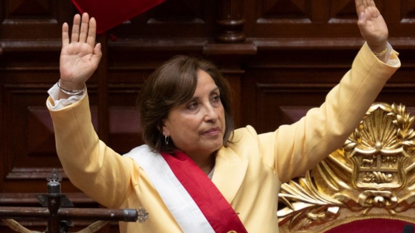 Nova presidente do Peru, Dina Boluarte, após ser empossada pelo Congresso (Foto: CRIS BOURONCLE/AFP)