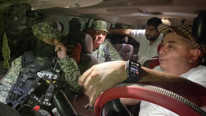 Miguel Ríos García fala com militares após a perseguição em Nuevo Laredo, Tamaulipas. (Foto: RR SS)