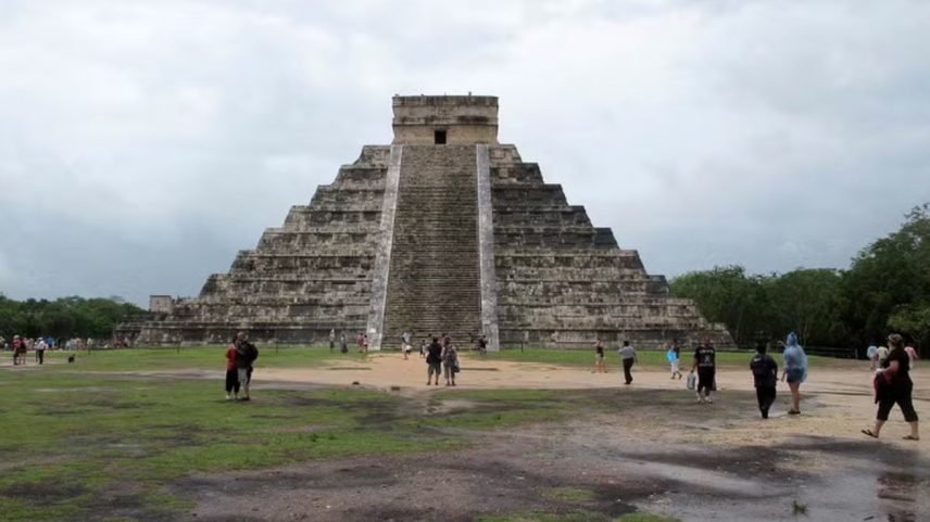 Pirâmide de Chichén Itzá recebe turistas (Foto: Regina Alvarez/Agência O Globo)