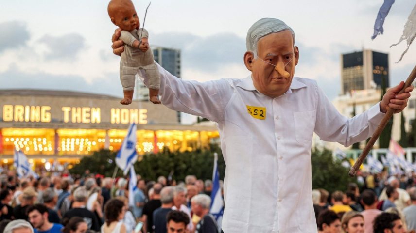 Manifestante usa máscara de Benjamin Netanyahu com nariz de Pinóquio em protesto em Tel Aviv, Israel (Foto: Jack GUEZ / AFP)