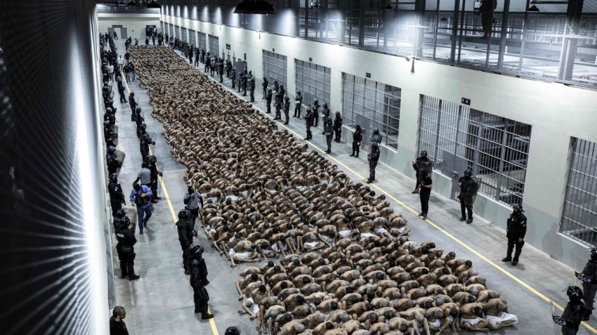 Detentos no Centro de Confinamento de Terrorismo (Cecot), em El Salvador (Foto: Presidência de El Salvador / AFP)