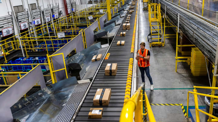 Caixas são selecionadas em uma esteira transportadora durante a Cyber Monday no centro de distribuição da Amazon em Robbinsville, Nova Jersey, EUA, 2 de dezembro de 2024. (Foto: Eduardo Munoz | Reuters)