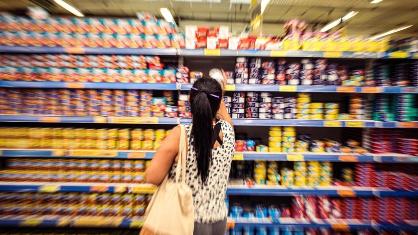 Maioria dos cariocas pesquisam preços e faz compra em mais de um supermercado (Foto: Hermes de Paula)