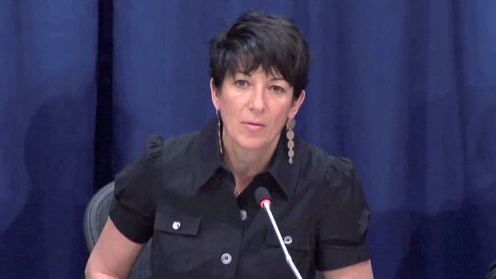 Ghislaine Maxwell, associada de longa data do acusado de tráfico sexual Jeffrey Epstein, fala em uma coletiva de imprensa sobre oceanos e desenvolvimento sustentável na Organização das Nações Unidas em Nova York, em 25 de junho de 2013, nesta captura de tela retirada de imagens da TV da ONU. (Foto: UNTV | Reuters)