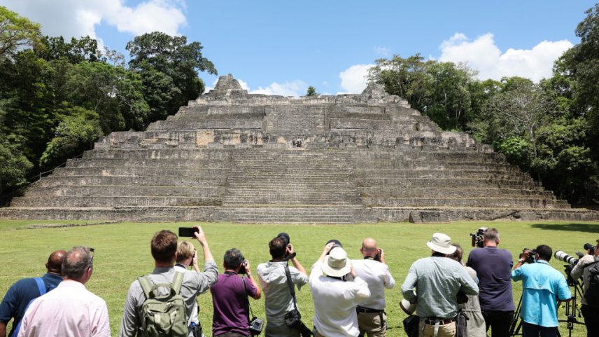 Uma visão geral da mídia enquanto o Príncipe William, Duque de Cambridge, e Catherine, Duquesa de Cambridge, visitam o sítio arqueológico maia de Caracol na Floresta Chiquibul, no terceiro dia de uma turnê real de Jubileu de Platina pelo Caribe, em 21 de março de 2022, em Chiquibul, Belize. O casal real está na primeira parte de uma turnê pelo Caribe que inclui Belize, Jamaica e as Bahamas. (Foto: Chris Jackson/Getty Images)