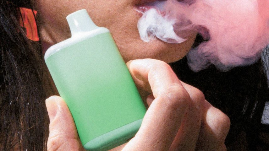 Cientistas analisando o vapor de vapes populares encontraram níveis tão elevados de metais pesados que um pesquisador pensou que sua máquina havia apresentado defeito. Outros estudos sugeriram que o uso de vapes pode afetar o coração, os pulmões e o cérebro (Foto: McCausland/The New York Times)