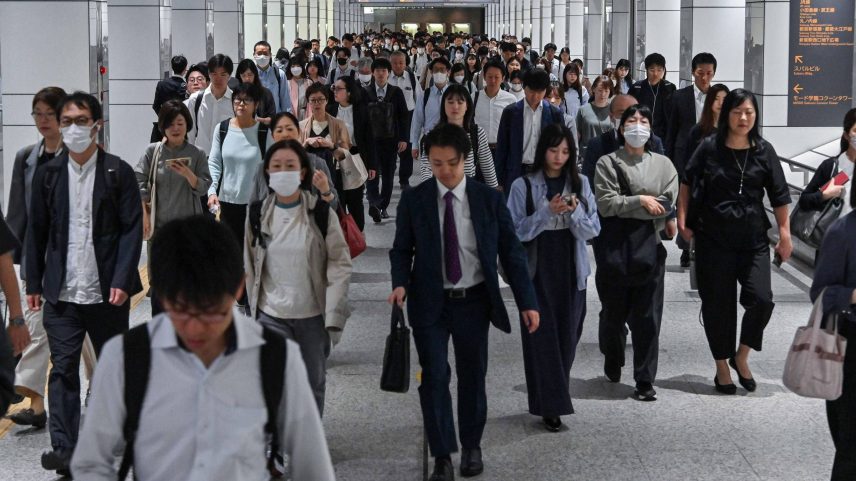 Movimentação de passageiros na estação Shinjuku, na região central de Tóquio, no Japão (Foto: Richard A. Brooks - 16.mai.2025/AFP)