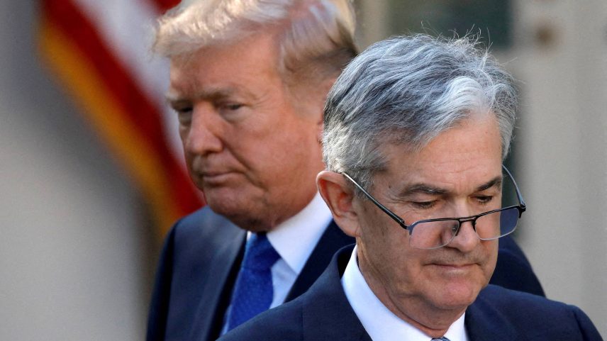 Donald Trump e Jerome Powell participam de cerimônia na nomeação de Powell para presidir o Fed em 2017 (Foto: Carlos Barria - 02.nov.2017/Reuters)