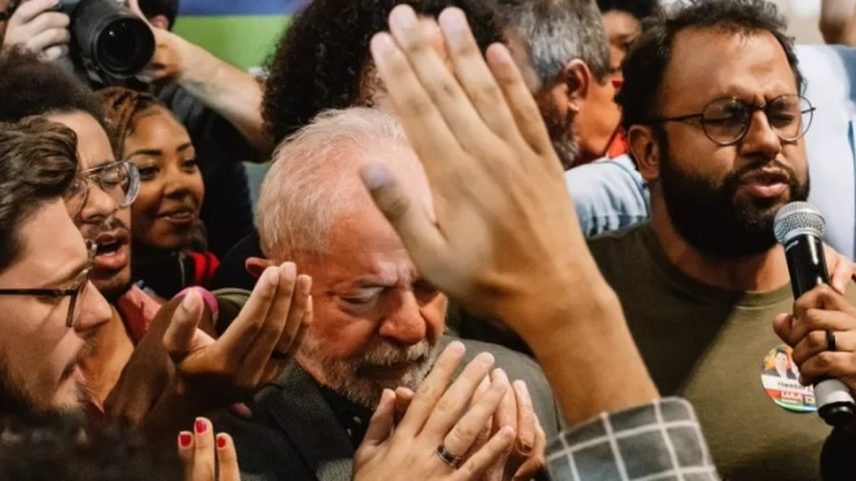 Cena de 'Apocalipse nos Trópicos', documentário de Petra Costa lançado no Festival de Veneza: na imagem, o presidente Luiz Inácio Lula da Silva e o pastor Henrique Vieira (Foto: Reprodução)