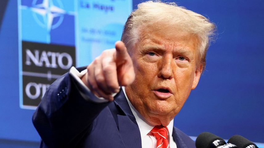Presidente dos EUA, Donald Trump, gesticula durante coletiva de imprensa na cúpula da OTAN em Haia, Holanda, 25 de junho de 2025. (Foto: REUTERS/Piroschka Van De Wouw)