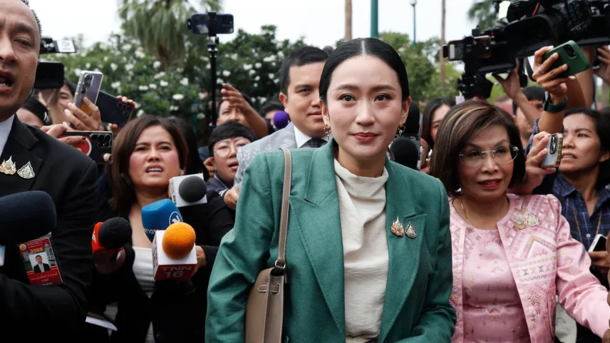 Hun Sen (esquerda) senta-se com Thaksin Shinawatra (direita) (Foto: EPA)