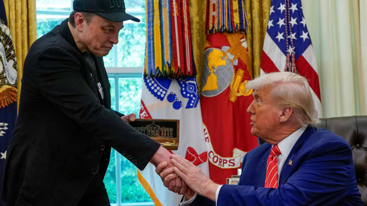 Elon Musk recebe uma chave dourada do presidente dos EUA, Donald Trump, no Salão Oval da Casa Branca em Washington, D.C., EUA, em 30 de maio de 2025. (Foto: REUTERS/Nathan Howard)
