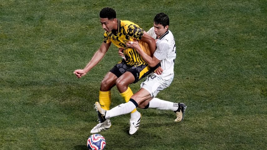 Jobe Bellingham protege a bola no jogo de oitavas contra Monterrey. (Foto: Alexandre Simoes/Borussia Dortmund via Getty Images)