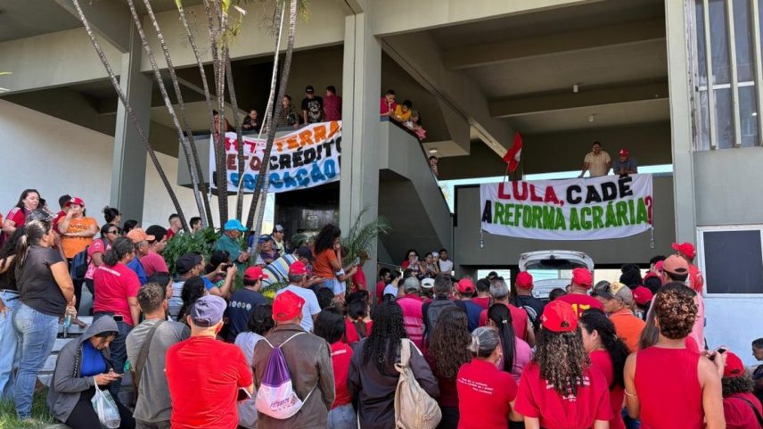 MST cobra o governo Lula com ocupações nas sedes do Incra, como em Fortaleza — Foto: Aline Oliveira/Divulgação MST