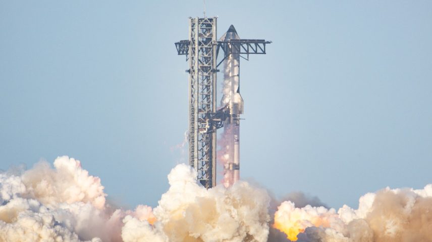 A SpaceX Starship Flight 8 decola na praia de Boca Chica, Texas, em março (Foto: Brandon Bell/Getty Images via Bloomberg)