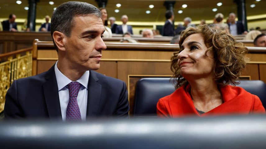 O presidente do Governo, Pedro Sánchez, e a vice-presidente primeira e ministra da Fazenda, María Jesús Montero, chegam ao plenário do Congresso dos Deputados em 9 de julho. (Foto: Mariscal/EFE)
