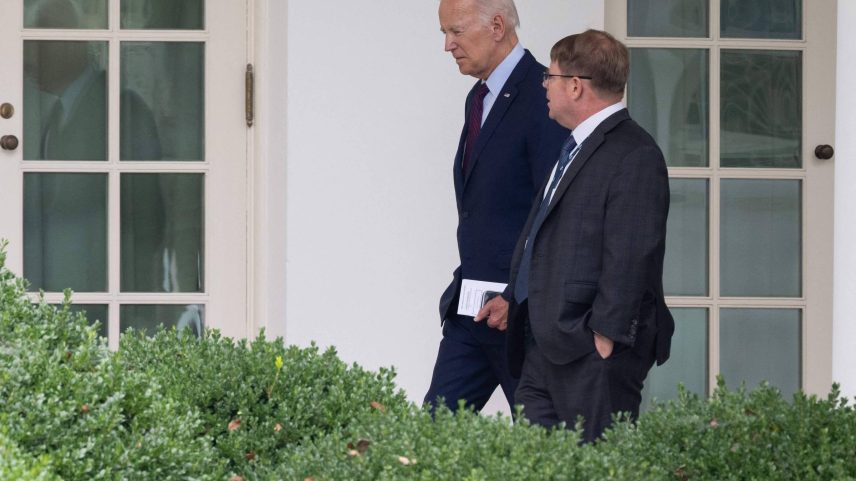 O ex-presidente dos Estados Unidos Joe Biden conversa com o ex-médico da Casa Branca Kevin O'Connor, nos arredores da residência oficial, em Washington (Foto: Saul Loeb - 28.ago.23/AFP)