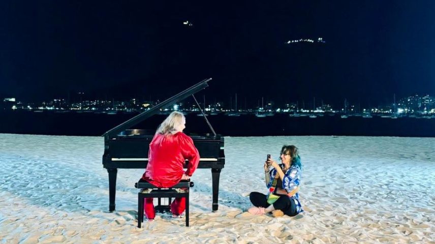 Angela Ro Ro em gravação de documentário que leva seu nome na Praia de Botafogo (Foto: Divulgação)