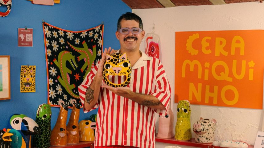 Designer e ilustrador Guilherme Lira, de 33 anos, se inspira durante o carnaval, no sobe e desce das ladeiras de Olinda, para desenhar e moldar as máscaras e os vasos divertidos da Ceramiquinho, marca que lançou há dois anos, em um formato caseiro, mas que cresceu rápido. (Foto: Divulgação)