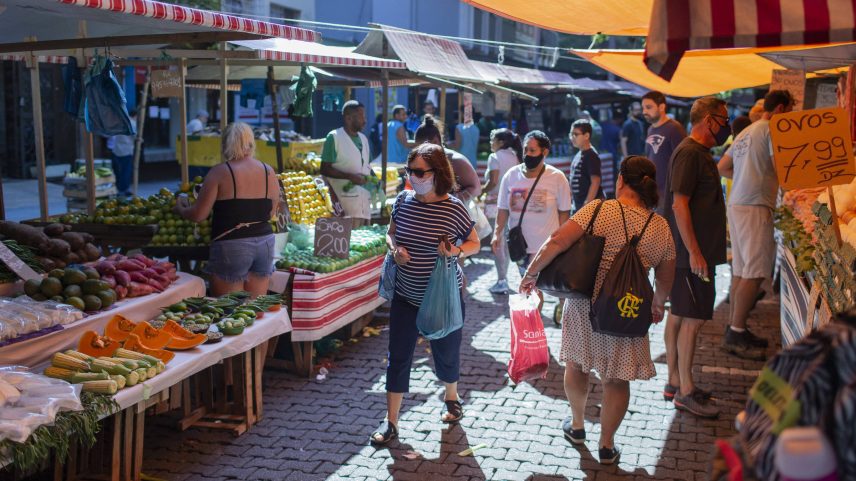 Consumidores compram frutas, verduras e legumes em feira livre na zona sul do Rio de Janeiro (Foto: Eduardo Anizelli - 19.abr.22/Folhapress)