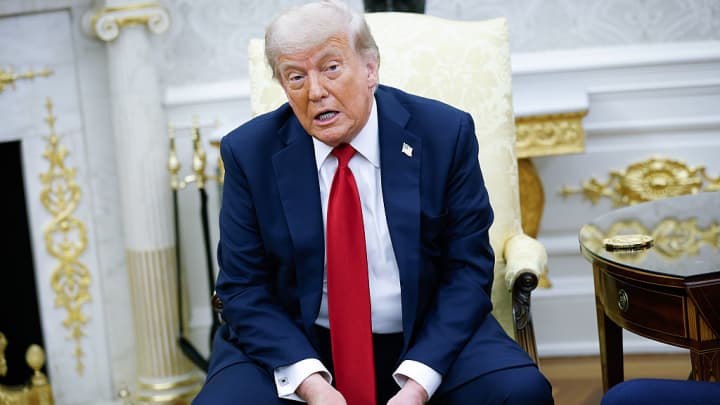 O presidente dos EUA, Donald Trump, flanqueado pelo vice-presidente JD Vance e pelo secretário de Estado dos EUA, Marco Rubio, se encontra com o secretário-geral da OTAN, Mark Rutte, no Salão Oval da Casa Branca em Washington, D.C., EUA, em 14 de julho de 2025. (Foto: Nathan Howard | Reuters)