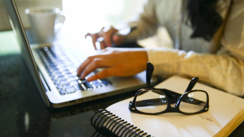 Mulher digita em notebook durante trabalho remoto (Foto: Marcelo Camargo /Agência Brasil)