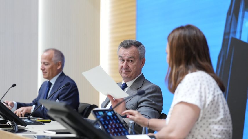 O conselheiro delegado do Banc Sabadell, César González-Bueno, e o diretor financeiro, Sergi Palavecino, explicaram a venda do TSB. (Foto: David Zorrakino/Europa Press)