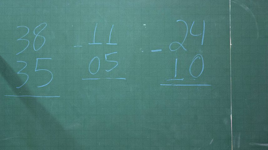 Números escritos por professor em lousa em escola da zona leste de São Paulo durante aula de matemática (Foto: Lalo de Almeida - 28.nov.2018/Folhapress)