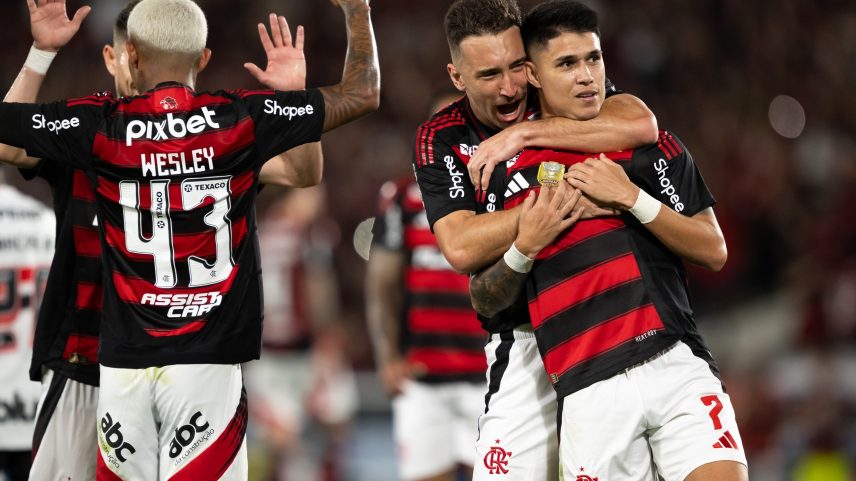 Luiz Araújo comemora com colegas do Flamengo após marcar contra o São Paulo em jogo válido pelo Campeonato Brasileiro 2025 (Foto: Jorge Rodrigues/AGIF)