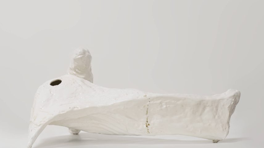 Carlito Carvalhosa na obra 'A Soma dos Dias', na Pinacoteca de São Paulo (Foto: Mari Stockler/Divulgação)